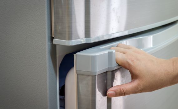 האם מותר לפתוח מקרר שאחרים שמו בו חמץ?