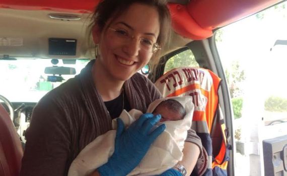 לידה צבאית: חיילים סייעו ליילד אישה בשומרון