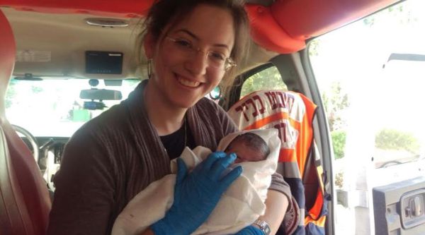 לידה צבאית: חיילים סייעו ליילד אישה בשומרון