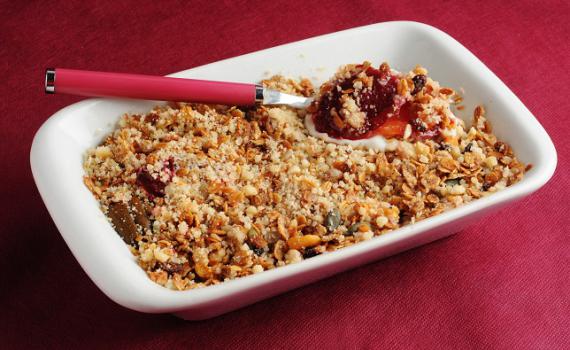 לכבוד שבועות: מתכון לקרמבל גרנולה ופירות