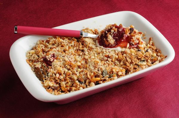 לכבוד שבועות: מתכון לקרמבל גרנולה ופירות