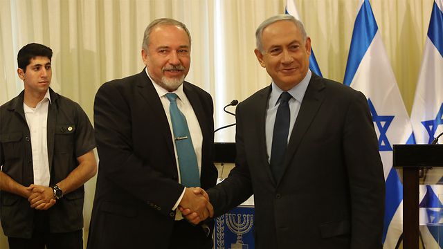תם ולא נשלם: נתניהו וליברמן חתמו על הסכם; העיניים נשואות לבנט