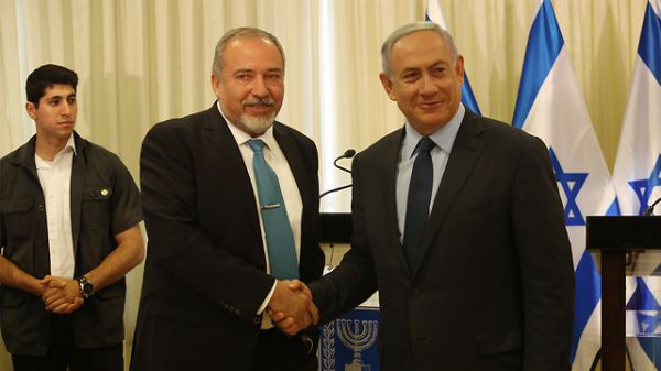 תם ולא נשלם: נתניהו וליברמן חתמו על הסכם; העיניים נשואות לבנט
