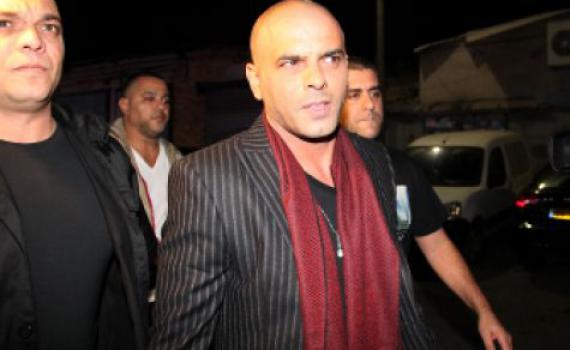 "עיוות": שירת נשים-לא, הופעה של אייל גולן, כן