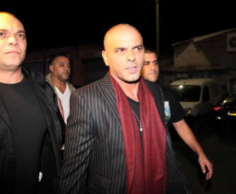 "עיוות": שירת נשים-לא, הופעה של אייל גולן, כן