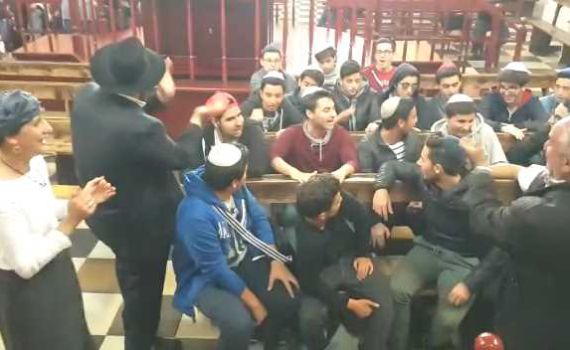 נוער ממרוקו שר 'עם ישראל חי' בפולין. צפו