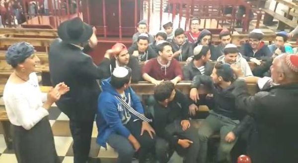 נוער ממרוקו שר 'עם ישראל חי' בפולין. צפו