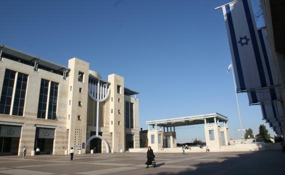 עיריית ירושלים: מחיצה – אסור; מופע עירום-מותר