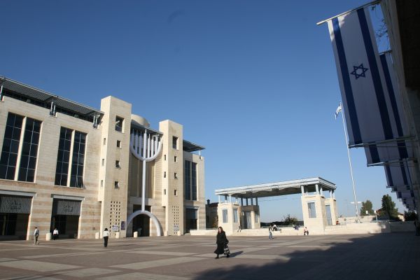 עיריית ירושלים: מחיצה – אסור; מופע עירום-מותר