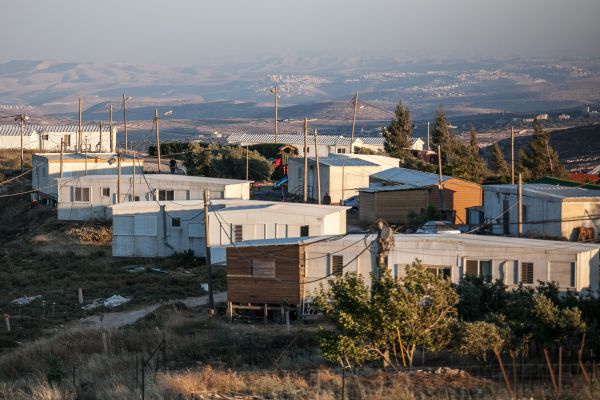 תושבי עמונה: "לא יקנו אותנו בכסף ולא בנדל"ן"