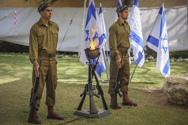 תפסיקו לשיר 'אני מאמין' בטקס יום הזיכרון