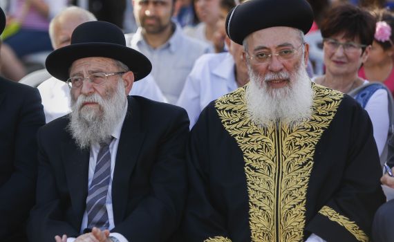 "אסור לשבת לידך": עימות בין הרב עמאר לרב שטרן