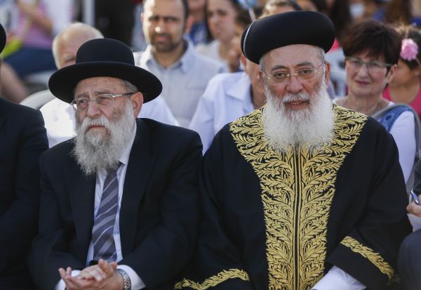 "אסור לשבת לידך": עימות בין הרב עמאר לרב שטרן