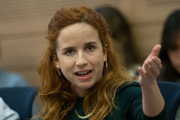 הסכינים נשלפות: "הרצוג חייב ללכת הביתה"