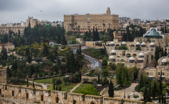 מלון המלך דוד לנגנים: הסירו את הכיפה והציצית