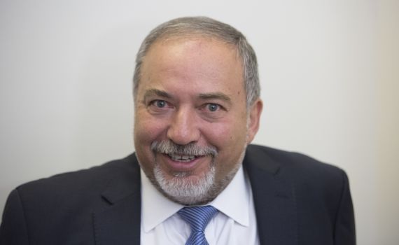 'להחתים': ליברמן התמוגג מהכדורגלן הערבי; טיבי עקץ