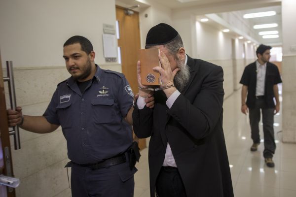 הרב מואשם כי אנס במשך שנים את בנות משפחתו