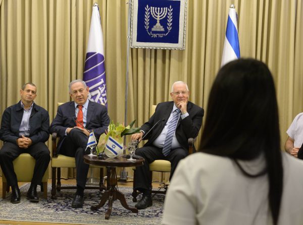 מצטייני השב"כ: לוחמת הסייבר ר' ומיסטר Q