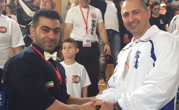 לחיצת יד נדירה בין מאמן ישראלי ואיראני