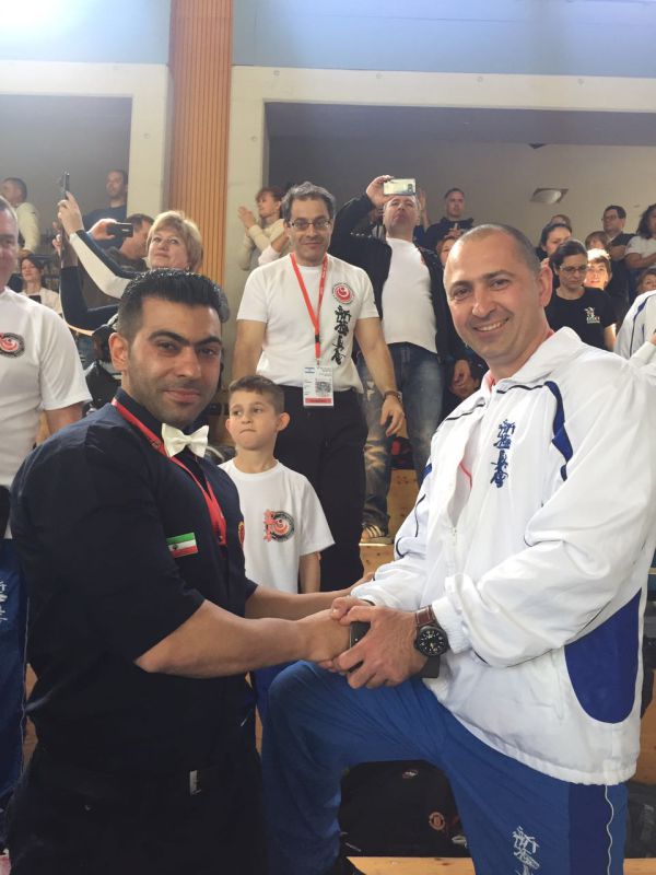 לחיצת יד נדירה בין מאמן ישראלי ואיראני