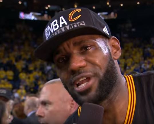 צפו: לברון ג'יימס זכה באליפות היסטורית ודמע