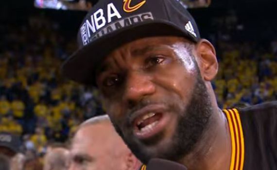 צפו: לברון ג'יימס זכה באליפות היסטורית ודמע