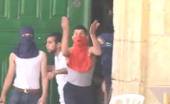 תיעוד: עימותים קשים בהר הבית • צפו