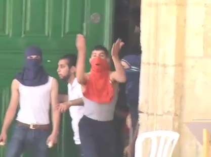 תיעוד: עימותים קשים בהר הבית • צפו