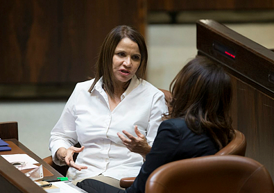 יחימוביץ': "כל מהותי זה פיטורי בנט ושקד?"