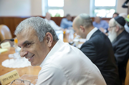 כך ניסה כחלון להוציא את גפני מוועדת הכספים