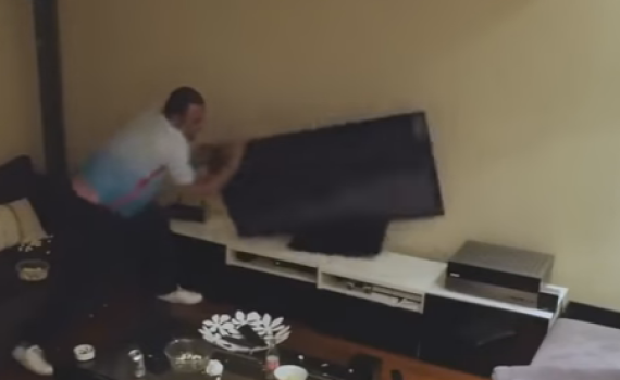 בגלל משחק ביורו: הרס את מכשירי המדיה בביתו;צפו