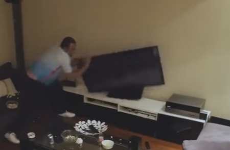 בגלל משחק ביורו: הרס את מכשירי המדיה בביתו;צפו