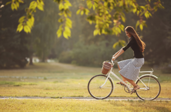 'לא צנוע': אסור לילדות מגיל 5 לרכב על אופניים