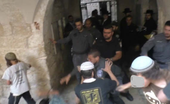 תיעוד: מתפללים יהודים חוטפים מכות משוטרים