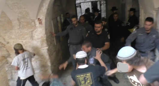 תיעוד: מתפללים יהודים חוטפים מכות משוטרים