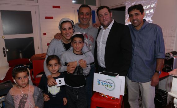 צפו:העולים זכו בקראוון בשומרון והחלו לרקוד