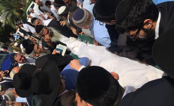 צפו: אלפים בהלווית הרב דוד שלוש זצ"ל