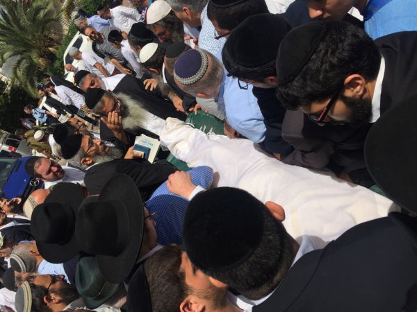 צפו: אלפים בהלווית הרב דוד שלוש זצ"ל