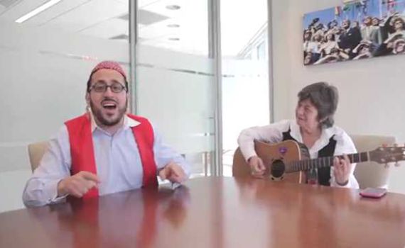 ליפא וקורין אלאל ב"אין לי ארץ אחרת" ביידיש