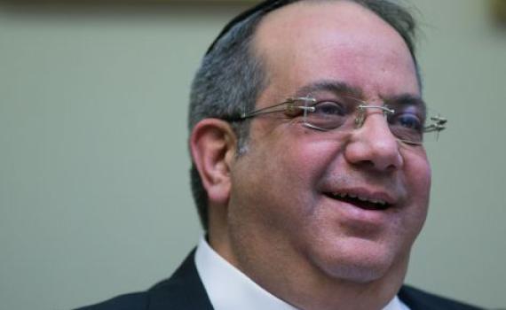 השפיל את ח"כ יגאל גואטה והושעה מהעיתון