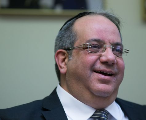 השפיל את ח"כ יגאל גואטה והושעה מהעיתון