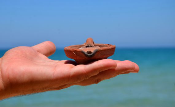 המציל מצא על חוף הים נר בן 900 שנה