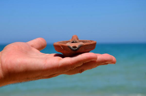 המציל מצא על חוף הים נר בן 900 שנה