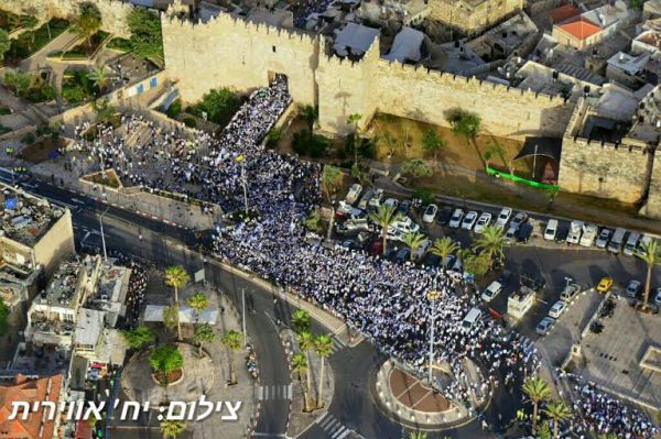 תיעוד מרהיב: 'ריקודגלים' ממעוף הציפור