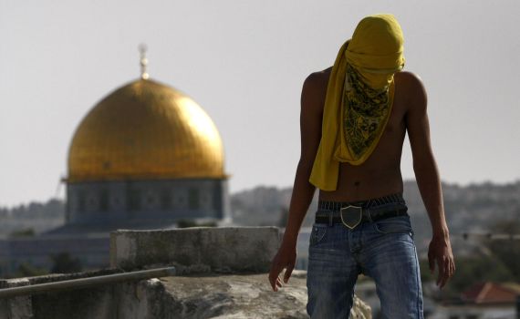 התפרעויות קשות; ערבים התבצרו עם אבנים במסגד