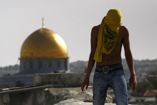 התפרעויות קשות; ערבים התבצרו עם אבנים במסגד