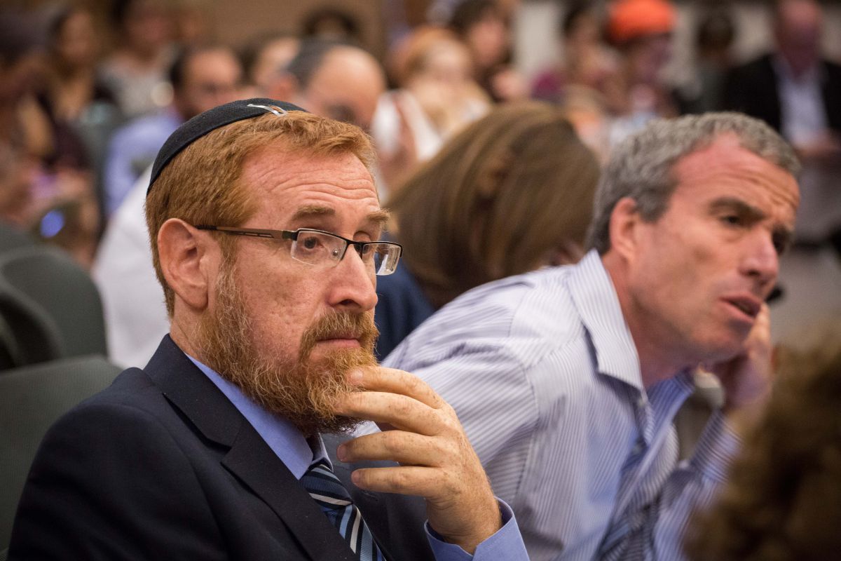 גליק: "מדידת החצאיות עם סרגל – התנהלות מכוערת"