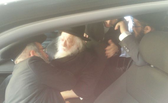 הרב חיים קנייבסקי בתפילה בקבר רחל. צפו