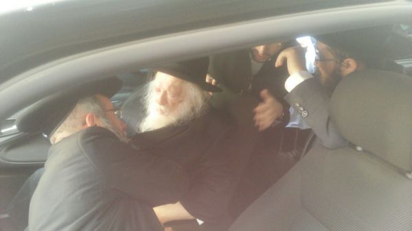 הרב חיים קנייבסקי בתפילה בקבר רחל. צפו