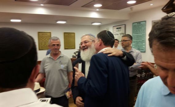 לקראת החתונה: צפו בבן דהן פוצח בשירה